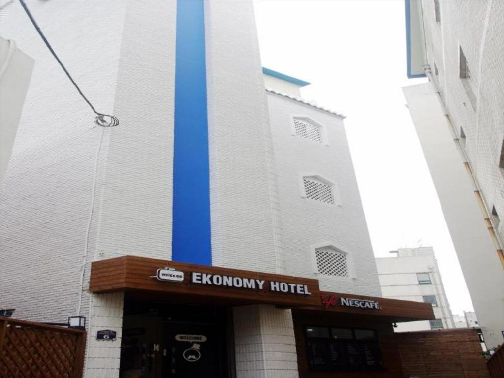 Ekonomy Hotel Gumi Extérieur photo